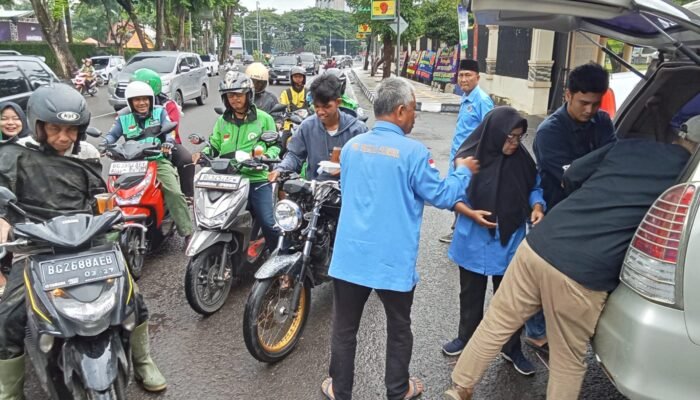 Jumat Berbagi, PWI Sumsel Bagikan Ratusan Nasi Kotak ke Ojol dan Abang Becak