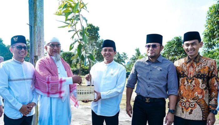 Menteri Kehutanan Serahkan Bibit Produktif Sebagai Dukungan Rehabilitasi Hutan di Pesantren Hidayatullah Kaltim