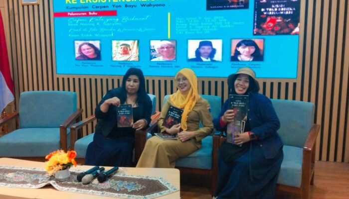Endah Wijayanti Serahkan Buku “Kisah di Toko Boneka Warna-warni” kepada Penyair Nunung Noor El Niel dan Rissa Churria