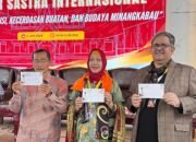 Momen Penandatanganan Sampul Peringatan Menandai Perayaan 100 Tahun Jam Gadang