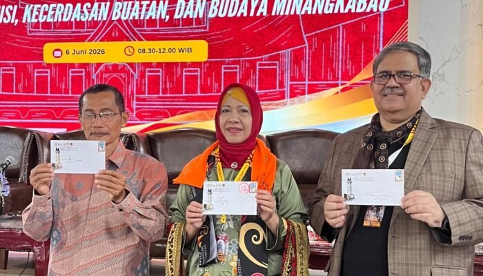 Momen Penandatanganan Sampul Peringatan Menandai Perayaan 100 Tahun Jam Gadang