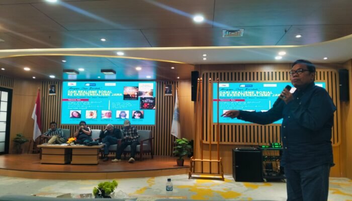 Antara Realitas dan Makna Hidup Pandangan Riri Satria dalam Diskusi Sastra “Mengapa Saya Berubah”